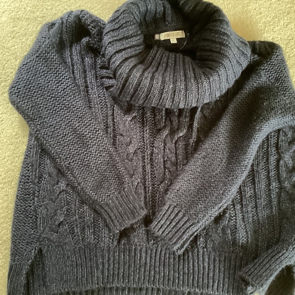 Jennifer Lopez Big Chunky Dark Blue Cable Knit Design Sweater - Picture 5 of 6